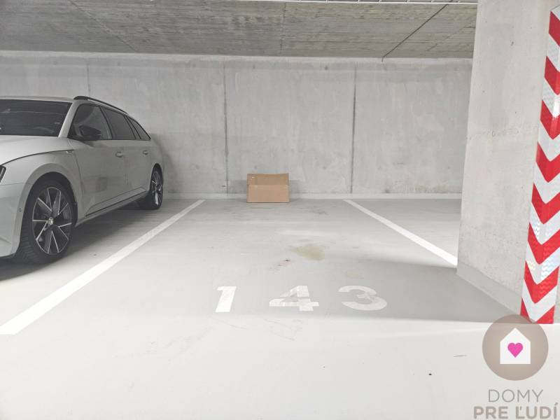 Ponúkam na predaj garážové parkovacie státie o výmere 15 m² v lukratívnej novostavbe Metropolis na Bottovej ulici, v bratislavskom Starom Meste. Státie sa nachádza na –2. podzemnom podlaží (–2. PP), s pohodlným vjazdom a dostatočným manipulačným priestoro