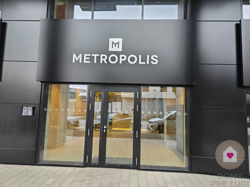 Ponúkam na predaj garážové parkovacie státie o výmere 15 m² v lukratívnej novostavbe Metropolis na Bottovej ulici, v bratislavskom Starom Meste. Státie sa nachádza na –2. podzemnom podlaží (–2. PP), s pohodlným vjazdom a dostatočným manipulačným priestoro