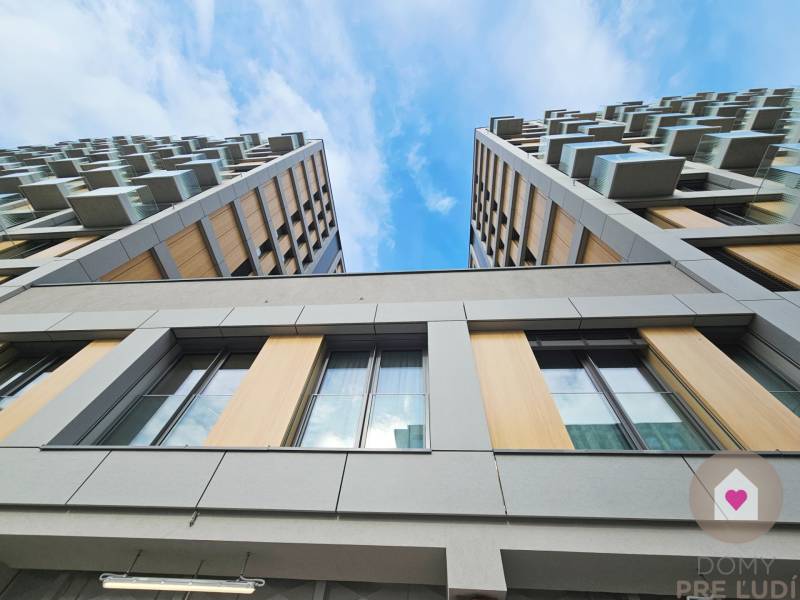 Ponúkam na predaj garážové parkovacie státie o výmere 15 m² v lukratívnej novostavbe Metropolis na Bottovej ulici, v bratislavskom Starom Meste. Státie sa nachádza na –2. podzemnom podlaží (–2. PP), s pohodlným vjazdom a dostatočným manipulačným priestoro