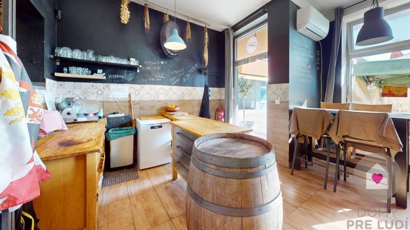 Predaj investičného obchodného priestoru v centre Záhorskej bystrice - Námestie rodiny