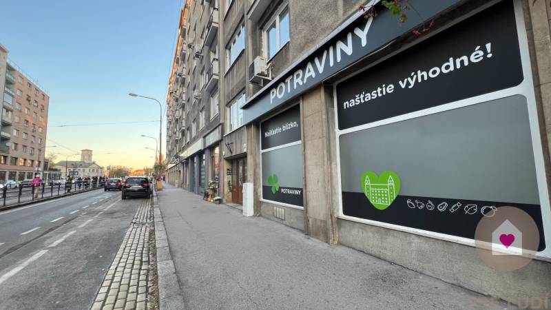 Prenájom kompletne zariadeného 2i bytu s oddelenou kuchyňou, 2 balkónmi a pivnicou na Krížnej ul. v Starom Meste