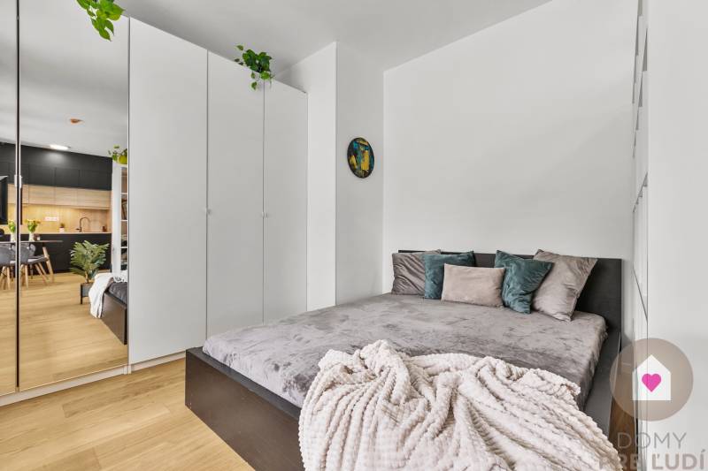 Prenájom moderného zariadeného 1i bytu v novostavbe Čerešne_spáľňová časť