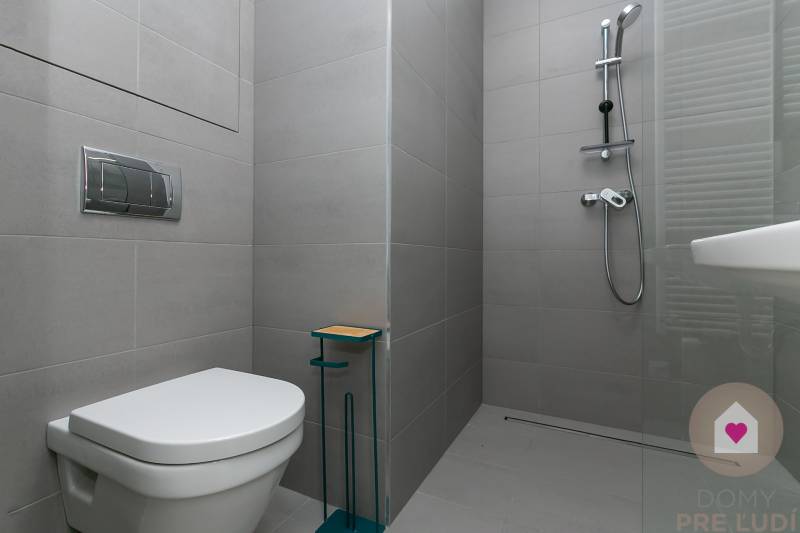 Prenájom moderného zariadeného 1i bytu v novostavbe Čerešne_kúpeľňa