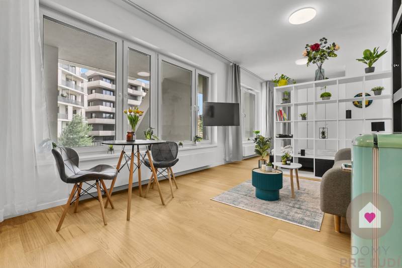 Prenájom moderného zariadeného 1i bytu v novostavbe Čerešne_obývačka