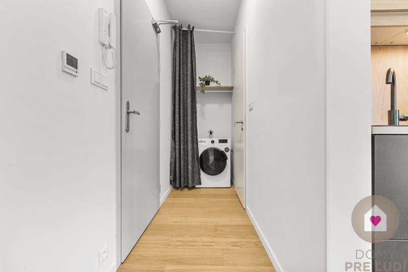 Prenájom moderného zariadeného 1i bytu v novostavbe Čerešne_chodba