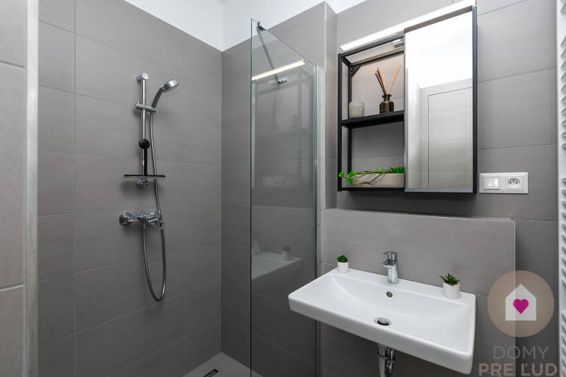 Prenájom moderného zariadeného 1i bytu v novostavbe Čerešne_kúpeľňa