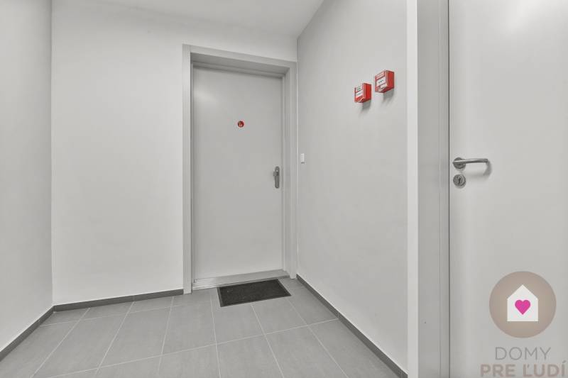 Prenájom moderného zariadeného 1i bytu v novostavbe Čerešne_spáľňová časť_zádverie