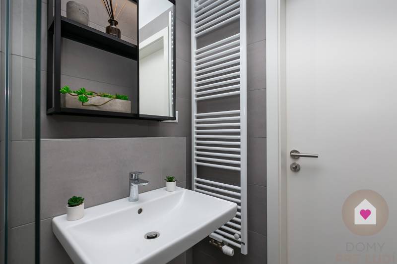 Prenájom moderného zariadeného 1i bytu v novostavbe Čerešne_kúpeľňa