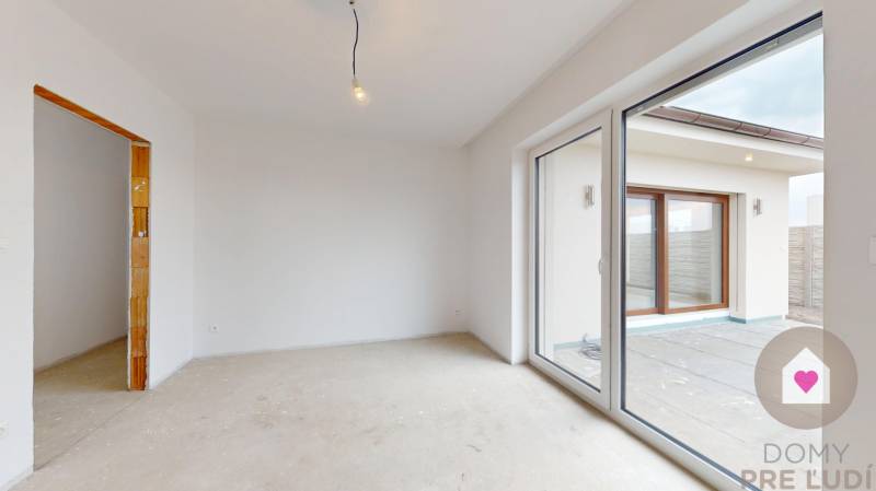 Predaj 4izbovej modernej novostaby RD s tep. čerpadlom garážou a veľkým pozemkom v Dunajskej Strede