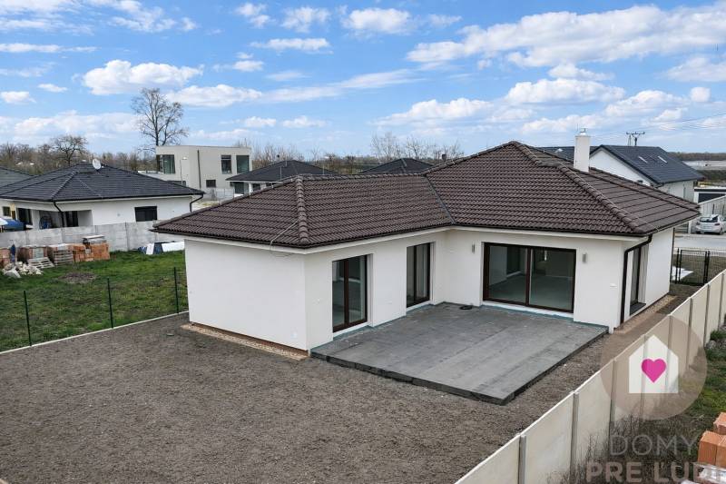 Predaj 4izbovej modernej novostaby RD s tep. čerpadlom garážou a veľkým pozemkom v Dunajskej Strede