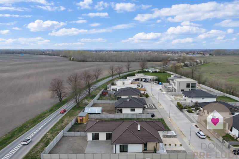 Predaj 4izbovej modernej novostaby RD s tep. čerpadlom garážou a veľkým pozemkom v Dunajskej Strede