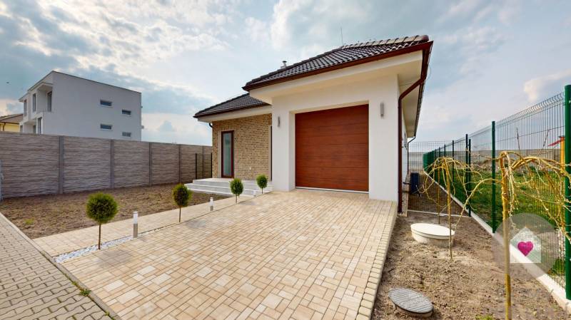 Predaj 4izbovej modernej novostaby RD s tep. čerpadlom garážou a veľkým pozemkom v Dunajskej Strede