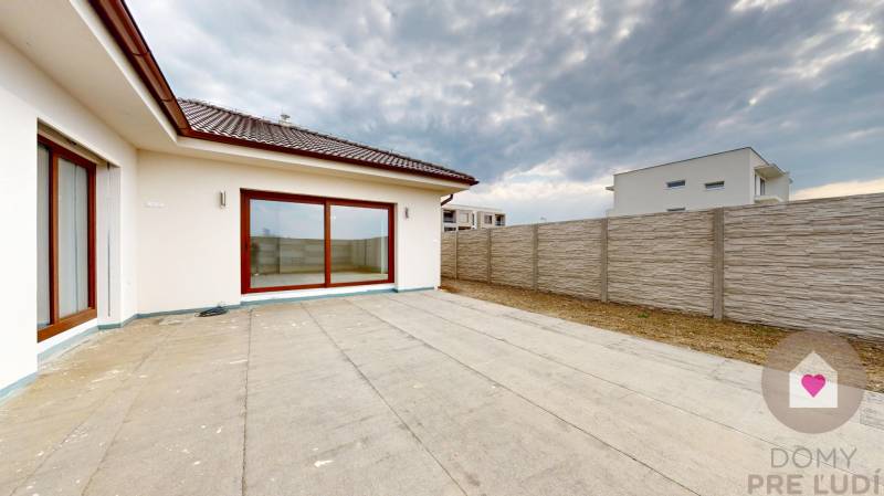 Predaj 4izbovej modernej novostaby RD s tep. čerpadlom garážou a veľkým pozemkom v Dunajskej Strede