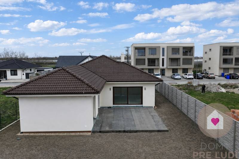 Predaj 4izbovej modernej novostaby RD s tep. čerpadlom garážou a veľkým pozemkom v Dunajskej Strede