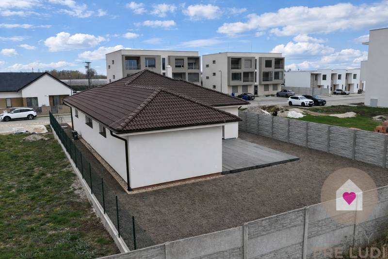 Predaj 4izbovej modernej novostaby RD s tep. čerpadlom garážou a veľkým pozemkom v Dunajskej Strede