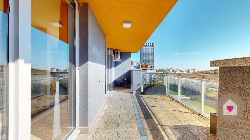 Prenájom moderného a priestranného 3 izbového bytu so slnečnou terasou, balkónom, vlastným garážovým státím a murovanou pivnicou pri OC Cubicon v Mlynskej doline