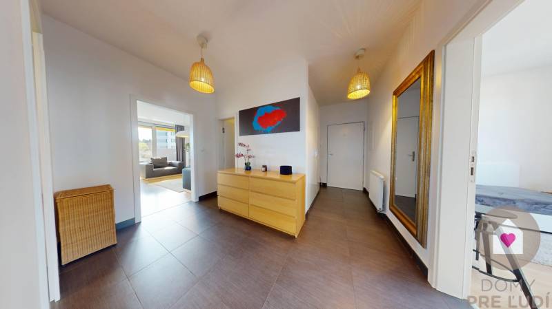 Prenájom moderného a priestranného 3 izbového bytu so slnečnou terasou, balkónom, vlastným garážovým státím a murovanou pivnicou pri OC Cubicon v Mlynskej doline