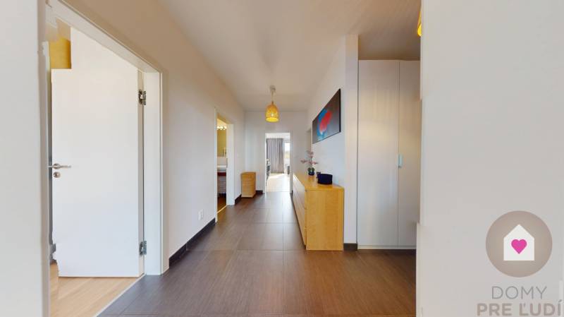 Prenájom moderného a priestranného 3 izbového bytu so slnečnou terasou, balkónom, vlastným garážovým státím a murovanou pivnicou pri OC Cubicon v Mlynskej doline