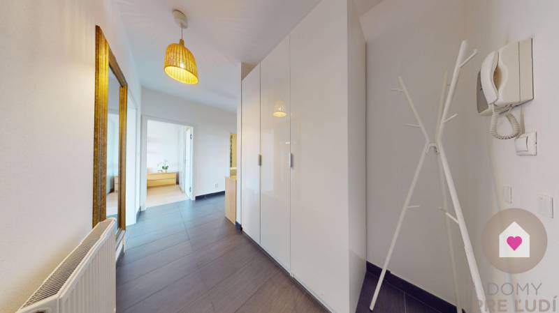 Prenájom moderného a priestranného 3 izbového bytu so slnečnou terasou, balkónom, vlastným garážovým státím a murovanou pivnicou pri OC Cubicon v Mlynskej doline