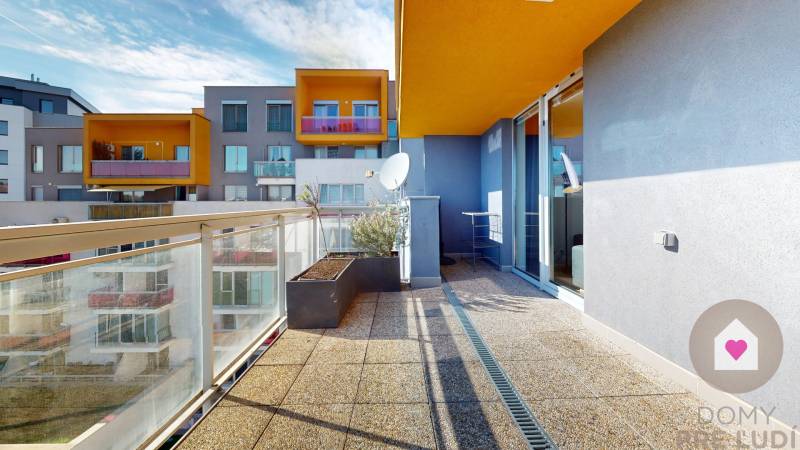 Prenájom moderného a priestranného 3 izbového bytu so slnečnou terasou, balkónom, vlastným garážovým státím a murovanou pivnicou pri OC Cubicon v Mlynskej doline