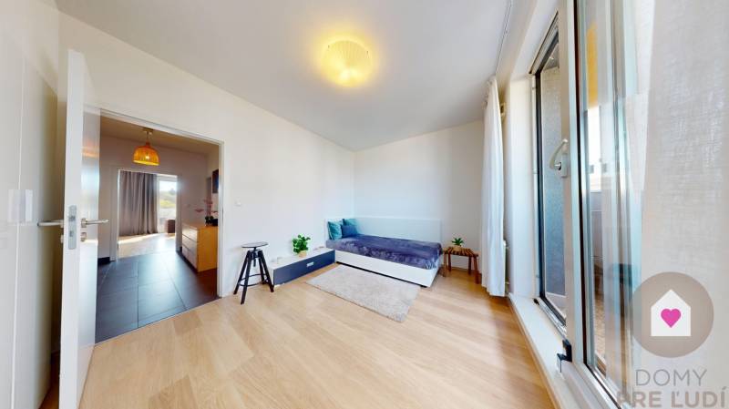 Prenájom moderného a priestranného 3 izbového bytu so slnečnou terasou, balkónom, vlastným garážovým státím a murovanou pivnicou pri OC Cubicon v Mlynskej doline