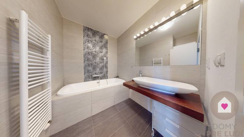 Prenájom moderného a priestranného 3 izbového bytu so slnečnou terasou, balkónom, vlastným garážovým státím a murovanou pivnicou pri OC Cubicon v Mlynskej doline