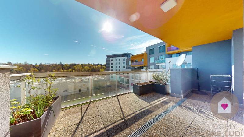 Prenájom moderného a priestranného 3 izbového bytu so slnečnou terasou, balkónom, vlastným garážovým státím a murovanou pivnicou pri OC Cubicon v Mlynskej doline