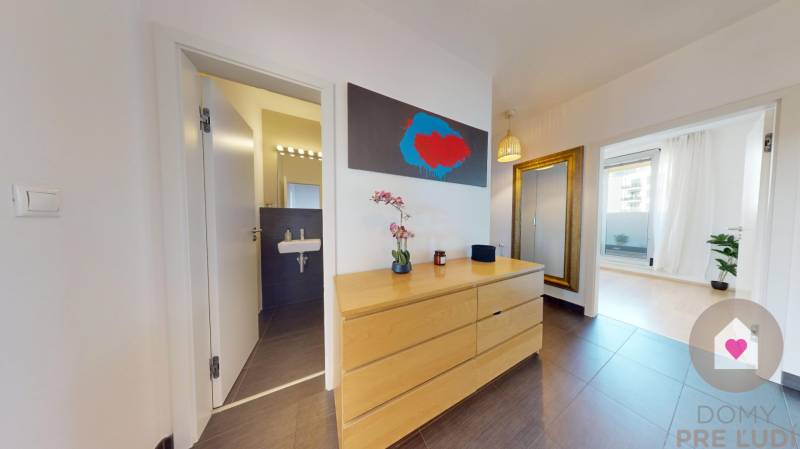 Prenájom moderného a priestranného 3 izbového bytu so slnečnou terasou, balkónom, vlastným garážovým státím a murovanou pivnicou pri OC Cubicon v Mlynskej doline