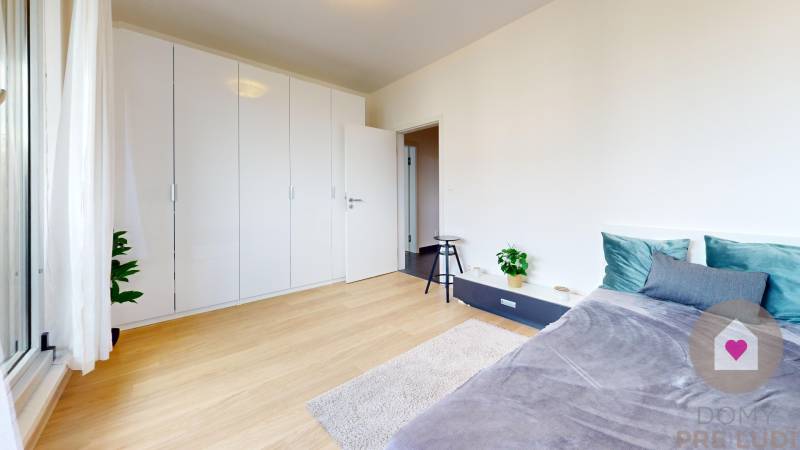 Prenájom moderného a priestranného 3 izbového bytu so slnečnou terasou, balkónom, vlastným garážovým státím a murovanou pivnicou pri OC Cubicon v Mlynskej doline