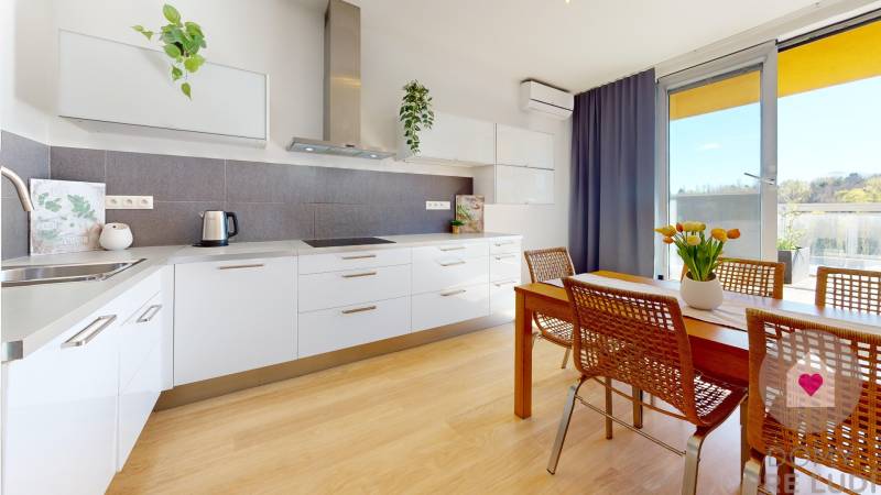 Prenájom moderného a priestranného 3 izbového bytu so slnečnou terasou, balkónom, vlastným garážovým státím a murovanou pivnicou pri OC Cubicon v Mlynskej doline