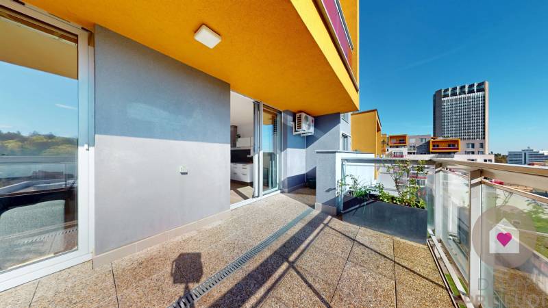 Prenájom moderného a priestranného 3 izbového bytu so slnečnou terasou, balkónom, vlastným garážovým státím a murovanou pivnicou pri OC Cubicon v Mlynskej doline