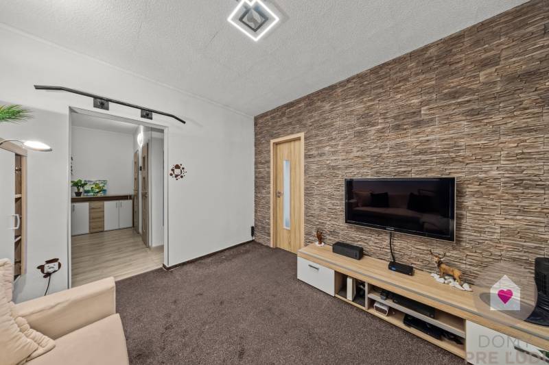 Predaj prerobeného a zariadeného 1,5 bytu s oddelenou spálňou a kuchyňou v kľudnej časti Dúbravky_Považanová ul.