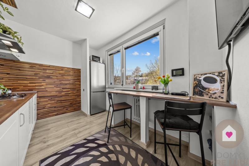 Predaj prerobeného a zariadeného 1,5 bytu s oddelenou spálňou a kuchyňou v kľudnej časti Dúbravky_Považanová ul.