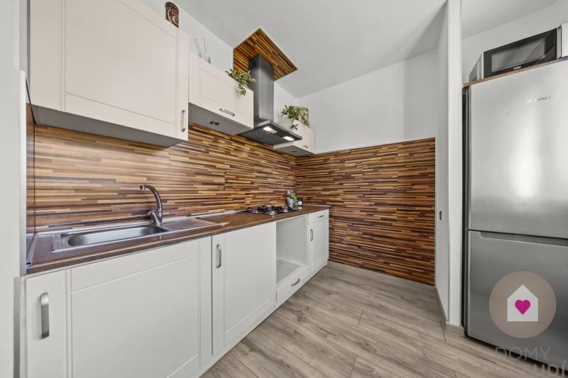 Predaj prerobeného a zariadeného 1,5 bytu s oddelenou spálňou a kuchyňou v kľudnej časti Dúbravky_Považanová ul.