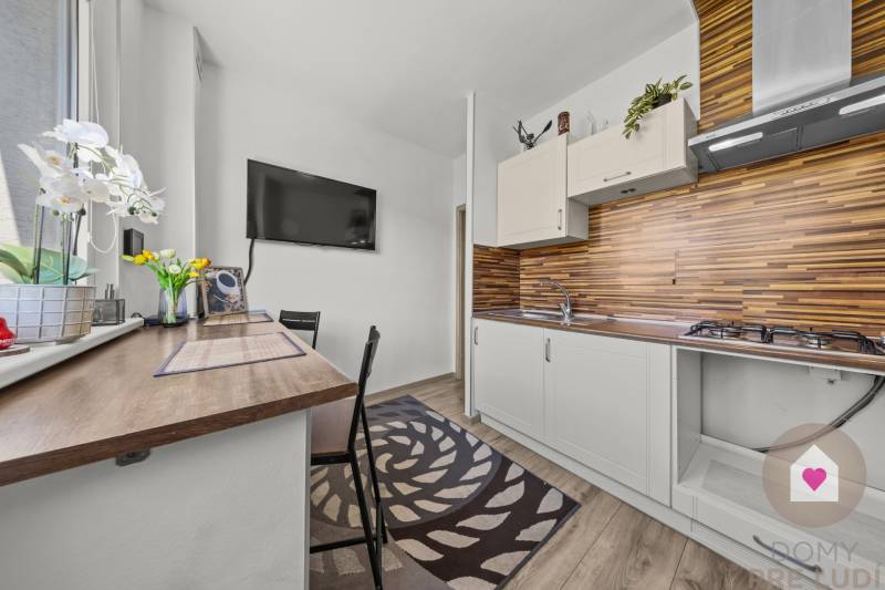 Predaj prerobeného a zariadeného 1,5 bytu s oddelenou spálňou a kuchyňou v kľudnej časti Dúbravky_Považanová ul.