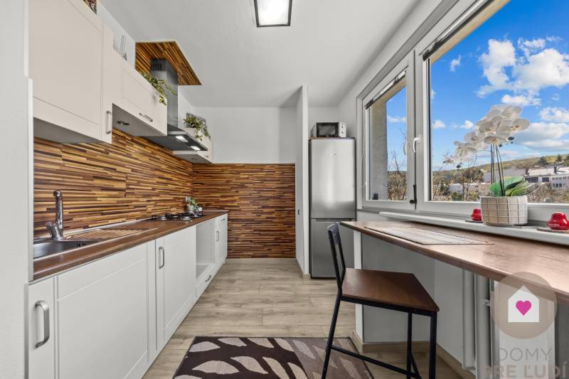 Predaj prerobeného a zariadeného 1,5 bytu s oddelenou spálňou a kuchyňou v kľudnej časti Dúbravky_Považanová ul.