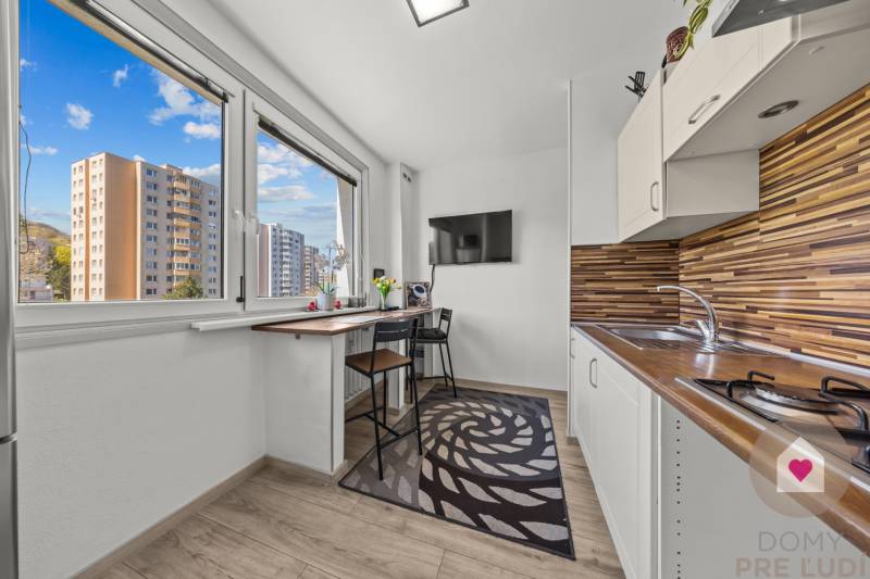 Predaj prerobeného a zariadeného 1,5 bytu s oddelenou spálňou a kuchyňou v kľudnej časti Dúbravky_Považanová ul.