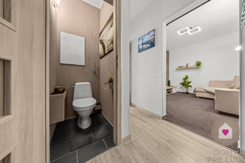 Predaj prerobeného a zariadeného 1,5 bytu s oddelenou spálňou a kuchyňou v kľudnej časti Dúbravky_Považanová ul.