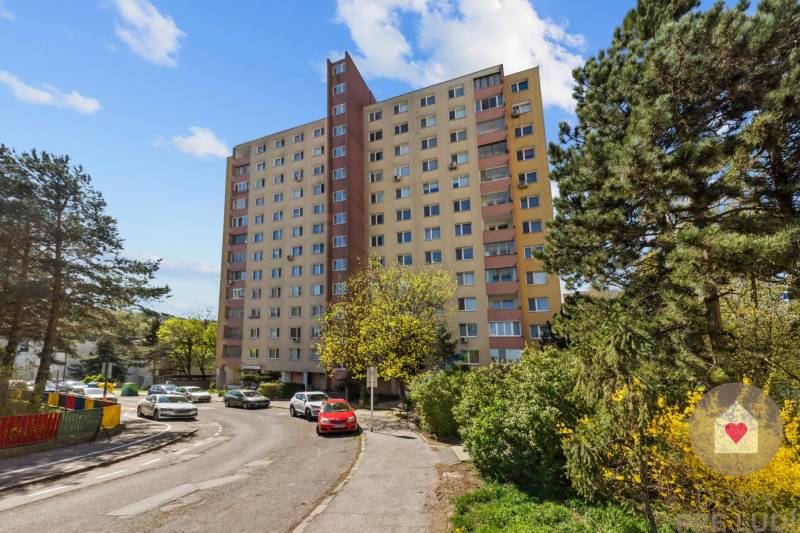 Predaj prerobeného a zariadeného 1,5 bytu s oddelenou spálňou a kuchyňou v kľudnej časti Dúbravky_Považanová ul.