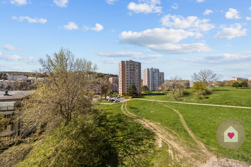 Predaj prerobeného a zariadeného 1,5 bytu s oddelenou spálňou a kuchyňou v kľudnej časti Dúbravky_Považanová ul.