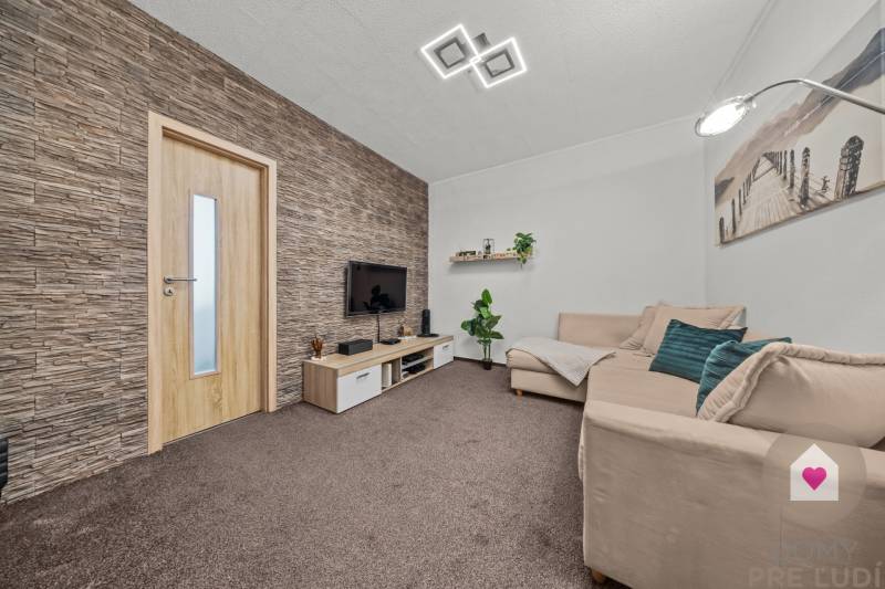 Predaj prerobeného a zariadeného 1,5 bytu s oddelenou spálňou a kuchyňou v kľudnej časti Dúbravky_Považanová ul.