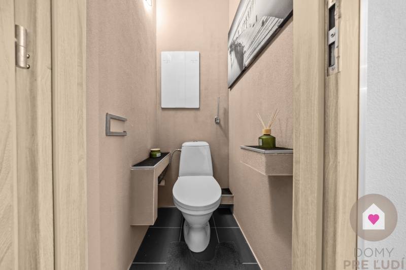 Predaj prerobeného a zariadeného 1,5 bytu s oddelenou spálňou a kuchyňou v kľudnej časti Dúbravky_Považanová ul.