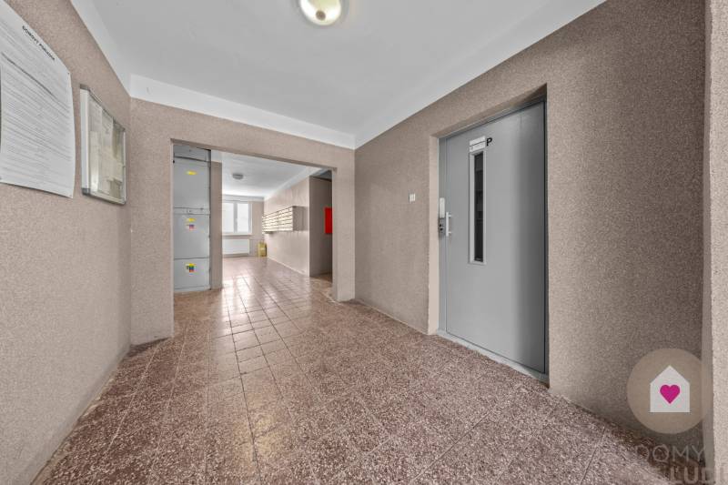 Predaj prerobeného a zariadeného 1,5 bytu s oddelenou spálňou a kuchyňou v kľudnej časti Dúbravky_Považanová ul.