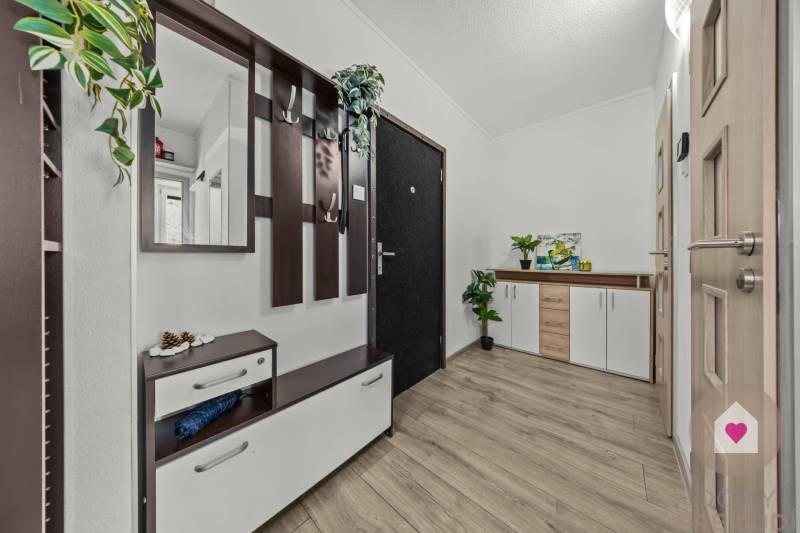 Predaj prerobeného a zariadeného 1,5 bytu s oddelenou spálňou a kuchyňou v kľudnej časti Dúbravky_Považanová ul.