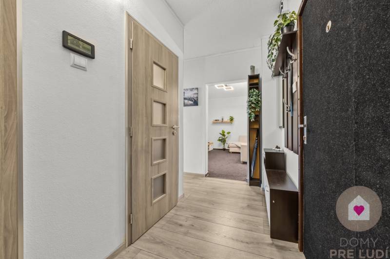 Predaj prerobeného a zariadeného 1,5 bytu s oddelenou spálňou a kuchyňou v kľudnej časti Dúbravky_Považanová ul.