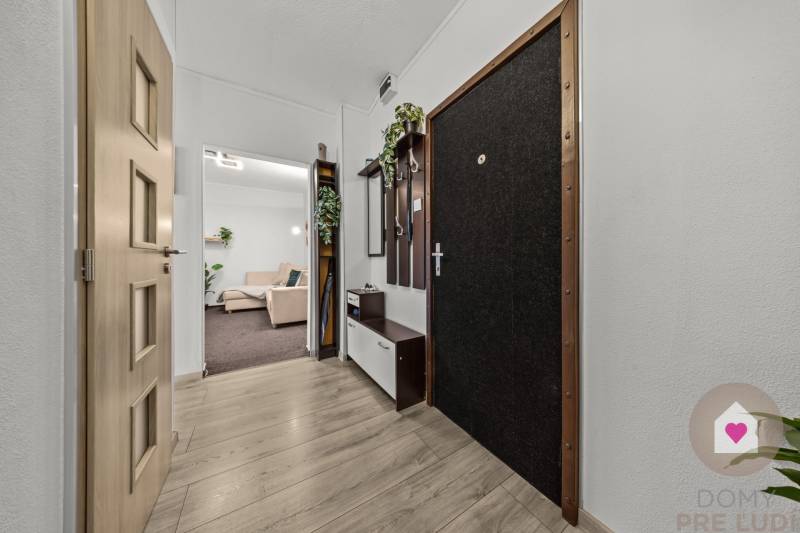 Predaj prerobeného a zariadeného 1,5 bytu s oddelenou spálňou a kuchyňou v kľudnej časti Dúbravky_Považanová ul.