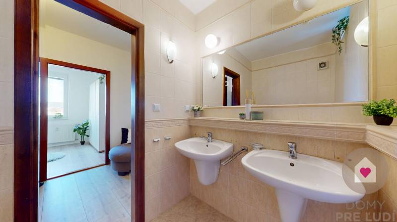 Prenájom prerobeného 3i bytu s lodžiou, oddelenou kuchyňou + súkromný parking v súkromnom dvore pri Palace shoppingu v Trnávke