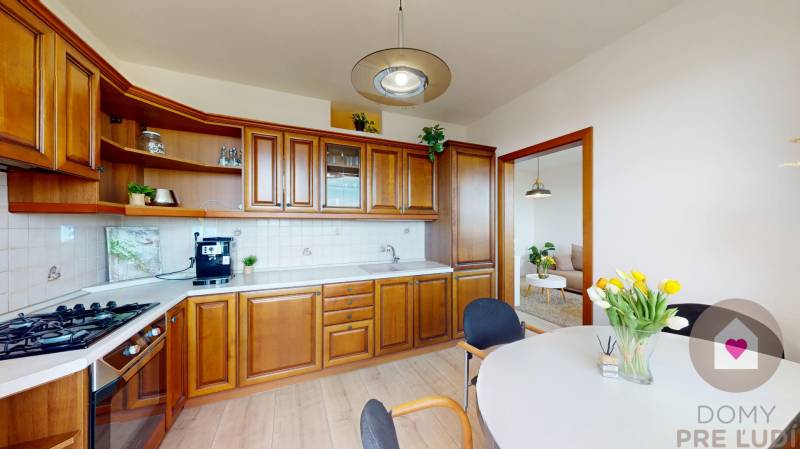 Prenájom prerobeného 3i bytu s lodžiou, oddelenou kuchyňou + súkromný parking v súkromnom dvore pri Palace shoppingu v Trnávke