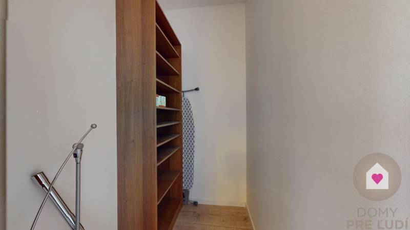 Prenájom prerobeného 3i bytu s lodžiou, oddelenou kuchyňou + súkromný parking v súkromnom dvore pri Palace shoppingu v Trnávke