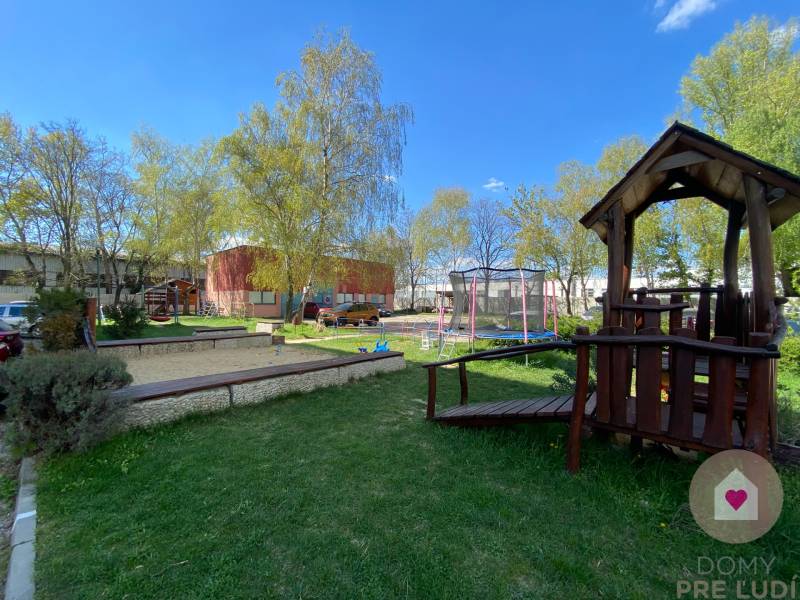 Prenájom prerobeného 3i bytu s lodžiou, oddelenou kuchyňou + súkromný parking v súkromnom dvore pri Palace shoppingu v Trnávke